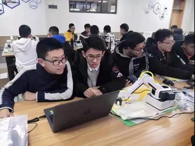 图为青岛二中学生正在人工智能实验室开展培优学习.jpg